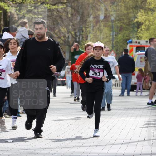12.04.2026 - 45. Internationalen Wilhelmsburger Insellauf Strokosch-Dieckow http://msf.ph/oto/9492505 12.04.2026 14:51:27 Ziel 374, 390, 399, 884, 648, 1071, 523, 363 meine-sportfotos.de