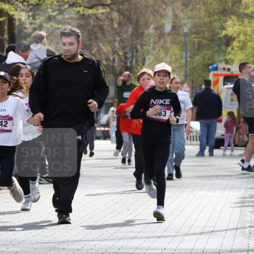 12.04.2026 - 45. Internationalen Wilhelmsburger Insellauf Strokosch-Dieckow http://msf.ph/oto/9492508 12.04.2026 14:51:27 Ziel 374, 390, 399, 884, 648, 1071, 523, 363 meine-sportfotos.de