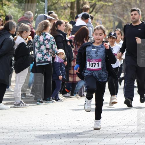 12.04.2026 - 45. Internationalen Wilhelmsburger Insellauf Strokosch-Dieckow http://msf.ph/oto/9492519 12.04.2026 14:51:26 Ziel 374, 390, 399, 884, 648, 1071 meine-sportfotos.de