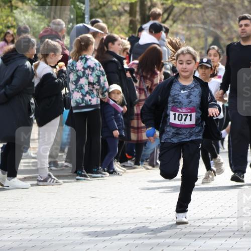 12.04.2026 - 45. Internationalen Wilhelmsburger Insellauf Strokosch-Dieckow http://msf.ph/oto/9492523 12.04.2026 14:51:26 Ziel 374, 390, 399, 884, 648, 1071 meine-sportfotos.de