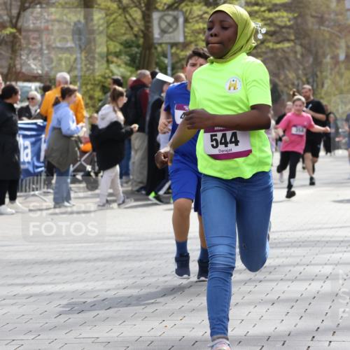 12.04.2026 - 45. Internationalen Wilhelmsburger Insellauf Strokosch-Dieckow http://msf.ph/oto/9492688 12.04.2026 14:51:11 Ziel 1054, 1843, 380, 435, 1051, 544, 444, 868, 852, 358 meine-sportfotos.de