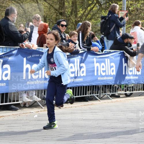12.04.2026 - 45. Internationalen Wilhelmsburger Insellauf Strokosch-Dieckow http://msf.ph/oto/9492699 12.04.2026 14:51:10 Ziel 1054, 1843, 380, 435, 1051, 544, 444, 868, 852 meine-sportfotos.de