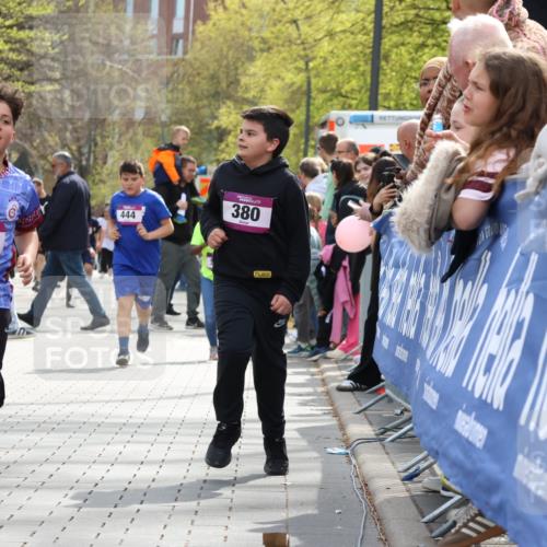 12.04.2026 - 45. Internationalen Wilhelmsburger Insellauf Strokosch-Dieckow http://msf.ph/oto/9492723 12.04.2026 14:51:07 Ziel 1047, 1074, 1054, 1843, 380, 435, 1051, 544, 444 meine-sportfotos.de