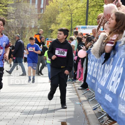 12.04.2026 - 45. Internationalen Wilhelmsburger Insellauf Strokosch-Dieckow http://msf.ph/oto/9492728 12.04.2026 14:51:07 Ziel 1047, 1074, 1054, 1843, 380, 435, 1051, 544, 444 meine-sportfotos.de