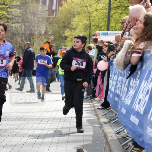 12.04.2026 - 45. Internationalen Wilhelmsburger Insellauf Strokosch-Dieckow http://msf.ph/oto/9492732 12.04.2026 14:51:07 Ziel 1047, 1074, 1054, 1843, 380, 435, 1051, 544, 444 meine-sportfotos.de