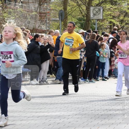 12.04.2026 - 45. Internationalen Wilhelmsburger Insellauf Strokosch-Dieckow http://msf.ph/oto/9492748 12.04.2026 14:51:04 Ziel 1052, 116, 593, 1042, 686, 536, 1047, 1074, 1054, 1843, 380, 435, 1051 meine-sportfotos.de