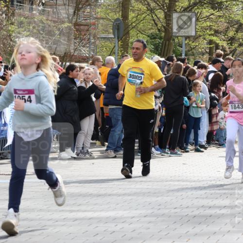 12.04.2026 - 45. Internationalen Wilhelmsburger Insellauf Strokosch-Dieckow http://msf.ph/oto/9492749 12.04.2026 14:51:04 Ziel 1052, 116, 593, 1042, 686, 536, 1047, 1074, 1054, 1843, 380, 435, 1051 meine-sportfotos.de