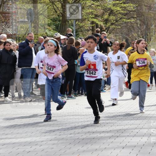 12.04.2026 - 45. Internationalen Wilhelmsburger Insellauf Strokosch-Dieckow http://msf.ph/oto/9492769 12.04.2026 14:50:57 Ziel 858, 531, 493, 1822, 495, 1041, 1052, 116, 593, 1042, 686, 536, 1047, 1074 meine-sportfotos.de