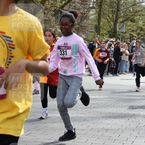 12.04.2026 - 45. Internationalen Wilhelmsburger Insellauf Strokosch-Dieckow http://msf.ph/oto/9492807 12.04.2026 14:50:44 Ziel 877, 1049, 1837, 609, 331, 626, 895, 357, 889, 408, 351, 893, 455, 388, 663, 359 meine-sportfotos.de