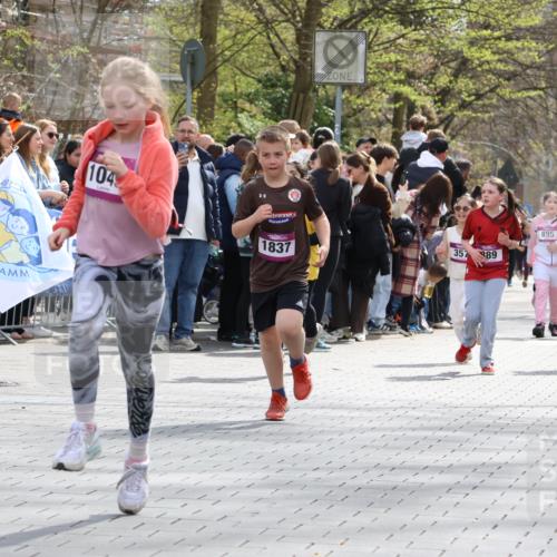 12.04.2026 - 45. Internationalen Wilhelmsburger Insellauf Strokosch-Dieckow http://msf.ph/oto/9492829 12.04.2026 14:50:38 Ziel 330, 362, 865, 1844, 98, 22, 654, 420, 877, 1049, 1837, 609, 331, 626, 895, 357 meine-sportfotos.de