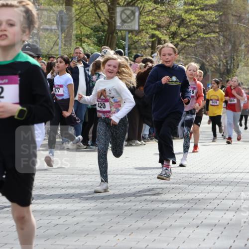 12.04.2026 - 45. Internationalen Wilhelmsburger Insellauf Strokosch-Dieckow http://msf.ph/oto/9492839 12.04.2026 14:50:35 Ziel 426, 392, 880, 151, 1035, 330, 362, 865, 1844, 98, 22, 654, 420, 877, 1049, 1837, 609 meine-sportfotos.de