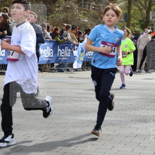 12.04.2026 - 45. Internationalen Wilhelmsburger Insellauf Strokosch-Dieckow http://msf.ph/oto/9492924 12.04.2026 14:50:12 Ziel 854, 885, 1801, 138, 355, 856, 1038, 516, 445, 395, 600, 168, 396, 871, 173, 369, 21, 403, 398, 1064, 667, 661, 1829, 561, 469, 397, 393, 376, 890, 500 meine-sportfotos.de