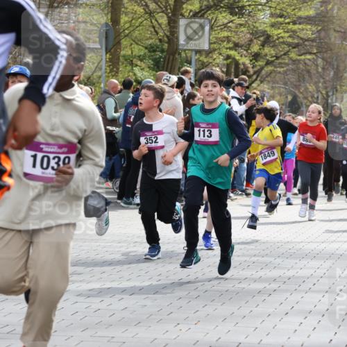 12.04.2026 - 45. Internationalen Wilhelmsburger Insellauf Strokosch-Dieckow http://msf.ph/oto/9492969 12.04.2026 14:50:01 Ziel 572, 336, 1036, 1847, 400, 672, 368, 898, 1039, 901, 131, 1061, 624, 1825, 141, 164, 113, 1845, 1849, 1810, 352, 902, 1814, 860, 854, 885, 1801, 138, 355, 856 meine-sportfotos.de