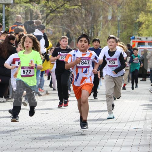 12.04.2026 - 45. Internationalen Wilhelmsburger Insellauf Strokosch-Dieckow http://msf.ph/oto/9493000 12.04.2026 14:49:53 Ziel 389, 1821, 857, 872, 402, 451, 608, 466, 878, 849, 861, 875, 572, 336, 1036, 1847, 400, 672, 368 meine-sportfotos.de