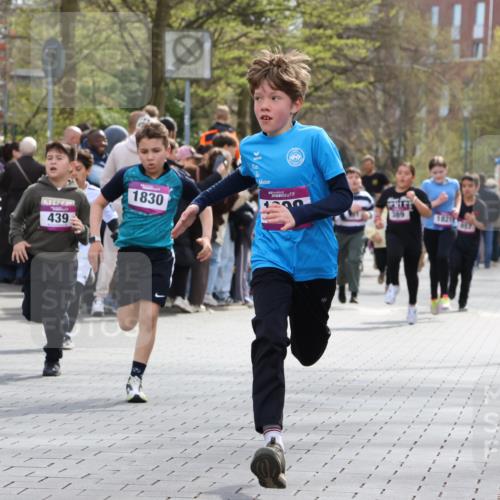 12.04.2026 - 45. Internationalen Wilhelmsburger Insellauf Strokosch-Dieckow http://msf.ph/oto/9493035 12.04.2026 14:49:42 Ziel 377, 879, 1839, 401, 1812, 106, 169, 1, 1813, 497, 1808, 406, 1811, 367, 1830, 1848, 439, 389 meine-sportfotos.de