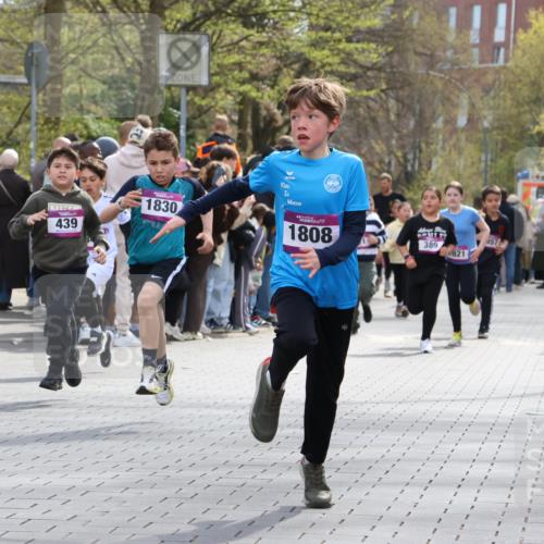 12.04.2026 - 45. Internationalen Wilhelmsburger Insellauf Strokosch-Dieckow http://msf.ph/oto/9493037 12.04.2026 14:49:42 Ziel 377, 879, 1839, 401, 1812, 106, 169, 1, 1813, 497, 1808, 406, 1811, 367, 1830, 1848, 439, 389 meine-sportfotos.de