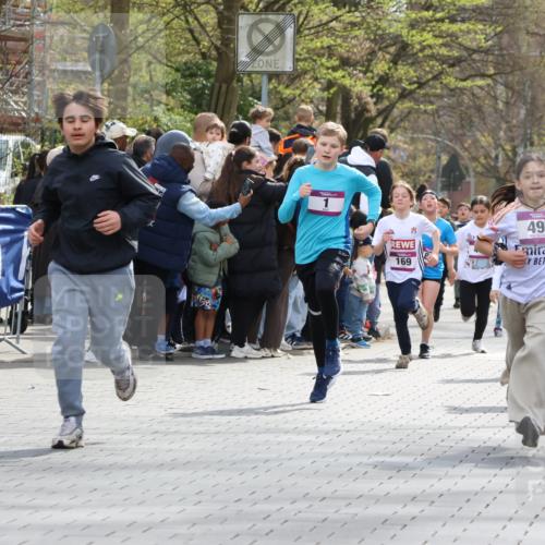 12.04.2026 - 45. Internationalen Wilhelmsburger Insellauf Strokosch-Dieckow http://msf.ph/oto/9493060 12.04.2026 14:49:36 Ziel 348, 602, 627, 458, 161, 542, 1842, 894, 882, 652, 1818, 867, 377, 879, 1839, 401, 1812, 106, 169, 1, 1813, 497, 1808, 406 meine-sportfotos.de