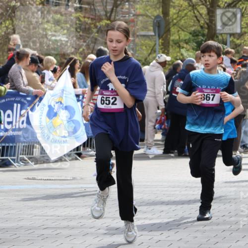 12.04.2026 - 45. Internationalen Wilhelmsburger Insellauf Strokosch-Dieckow http://msf.ph/oto/9493068 12.04.2026 14:49:33 Ziel 586, 1809, 440, 881, 348, 602, 627, 458, 161, 542, 1842, 894, 882, 652, 1818, 867, 377, 879, 1839, 401, 1812, 106 meine-sportfotos.de