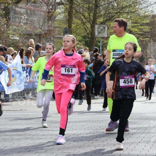 12.04.2026 - 45. Internationalen Wilhelmsburger Insellauf Strokosch-Dieckow http://msf.ph/oto/9493079 12.04.2026 14:49:31 Ziel 17, 501, 586, 1809, 440, 881, 348, 602, 627, 458, 161, 542, 1842, 894, 882, 652, 1818, 867, 377, 879, 1839 meine-sportfotos.de