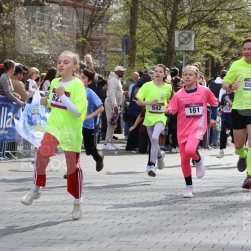 12.04.2026 - 45. Internationalen Wilhelmsburger Insellauf Strokosch-Dieckow http://msf.ph/oto/9493085 12.04.2026 14:49:30 Ziel 353, 666, 1827, 378, 17, 501, 586, 1809, 440, 881, 348, 602, 627, 458, 161, 542, 1842, 894, 882, 652, 1818, 867, 377 meine-sportfotos.de