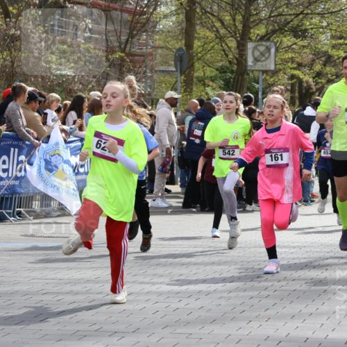 12.04.2026 - 45. Internationalen Wilhelmsburger Insellauf Strokosch-Dieckow http://msf.ph/oto/9493086 12.04.2026 14:49:30 Ziel 353, 666, 1827, 378, 17, 501, 586, 1809, 440, 881, 348, 602, 627, 458, 161, 542, 1842, 894, 882, 652, 1818, 867, 377 meine-sportfotos.de