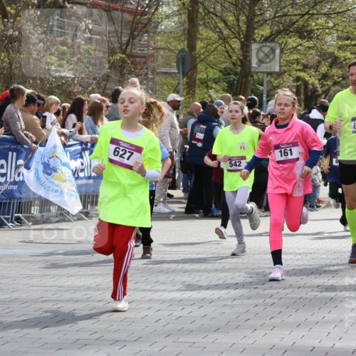 12.04.2026 - 45. Internationalen Wilhelmsburger Insellauf Strokosch-Dieckow http://msf.ph/oto/9493087 12.04.2026 14:49:30 Ziel 353, 666, 1827, 378, 17, 501, 586, 1809, 440, 881, 348, 602, 627, 458, 161, 542, 1842, 894, 882, 652, 1818, 867, 377 meine-sportfotos.de