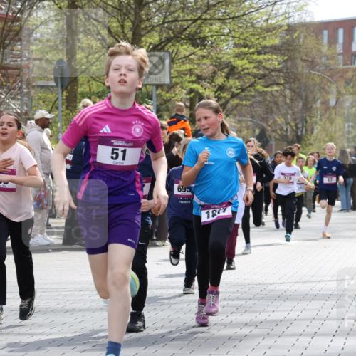 12.04.2026 - 45. Internationalen Wilhelmsburger Insellauf Strokosch-Dieckow http://msf.ph/oto/9493124 12.04.2026 14:49:21 Ziel 1063, 1048, 601, 418, 684, 597, 1823, 375, 2, 896, 372, 1055, 51, 693, 1817, 100, 855, 897, 353, 666, 1827, 378, 17, 501, 586 meine-sportfotos.de