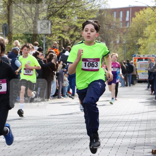 12.04.2026 - 45. Internationalen Wilhelmsburger Insellauf Strokosch-Dieckow http://msf.ph/oto/9493142 12.04.2026 14:49:16 Ziel 385, 371, 433, 487, 887, 73, 1805, 591, 1043, 101, 1063, 1048, 601, 418, 684, 597, 1823, 375, 2, 896, 372, 1055, 51, 693, 1817, 100 meine-sportfotos.de