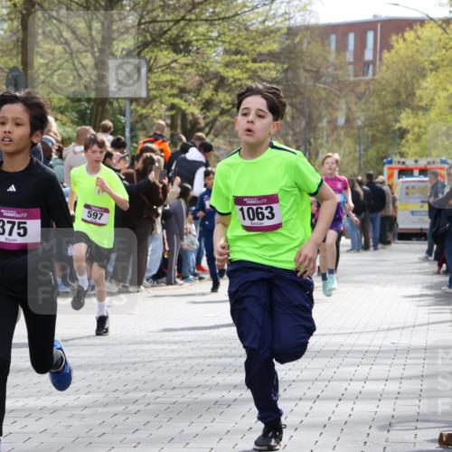 12.04.2026 - 45. Internationalen Wilhelmsburger Insellauf Strokosch-Dieckow http://msf.ph/oto/9493144 12.04.2026 14:49:16 Ziel 385, 371, 433, 487, 887, 73, 1805, 591, 1043, 101, 1063, 1048, 601, 418, 684, 597, 1823, 375, 2, 896, 372, 1055, 51, 693, 1817, 100 meine-sportfotos.de