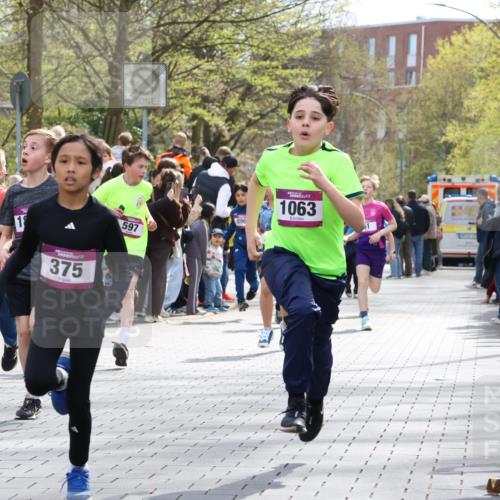 12.04.2026 - 45. Internationalen Wilhelmsburger Insellauf Strokosch-Dieckow http://msf.ph/oto/9493147 12.04.2026 14:49:16 Ziel 385, 371, 433, 487, 887, 73, 1805, 591, 1043, 101, 1063, 1048, 601, 418, 684, 597, 1823, 375, 2, 896, 372, 1055, 51, 693, 1817, 100 meine-sportfotos.de