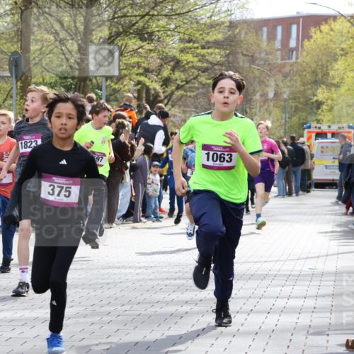 12.04.2026 - 45. Internationalen Wilhelmsburger Insellauf Strokosch-Dieckow http://msf.ph/oto/9493148 12.04.2026 14:49:16 Ziel 385, 371, 433, 487, 887, 73, 1805, 591, 1043, 101, 1063, 1048, 601, 418, 684, 597, 1823, 375, 2, 896, 372, 1055, 51, 693, 1817, 100 meine-sportfotos.de