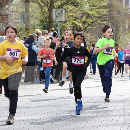 12.04.2026 - 45. Internationalen Wilhelmsburger Insellauf Strokosch-Dieckow http://msf.ph/oto/9493150 12.04.2026 14:49:15 Ziel 385, 371, 433, 487, 887, 73, 1805, 591, 1043, 101, 1063, 1048, 601, 418, 684, 597, 1823, 375, 2, 896, 372, 1055, 51 meine-sportfotos.de