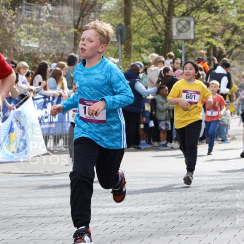 12.04.2026 - 45. Internationalen Wilhelmsburger Insellauf Strokosch-Dieckow http://msf.ph/oto/9493154 12.04.2026 14:49:14 Ziel 385, 371, 433, 487, 887, 73, 1805, 591, 1043, 101, 1063, 1048, 601, 418, 684, 597, 1823, 375, 2 meine-sportfotos.de