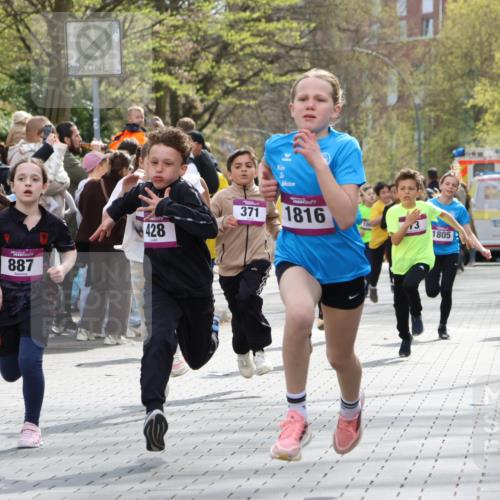12.04.2026 - 45. Internationalen Wilhelmsburger Insellauf Strokosch-Dieckow http://msf.ph/oto/9493182 12.04.2026 14:49:07 Ziel 903, 31, 373, 38, 1804, 1836, 5015, 876, 1816, 1815, 428, 385, 371, 433, 487, 887, 73, 1805, 591 meine-sportfotos.de