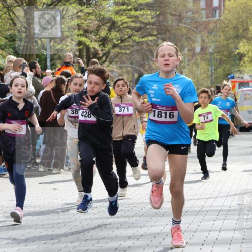 12.04.2026 - 45. Internationalen Wilhelmsburger Insellauf Strokosch-Dieckow http://msf.ph/oto/9493183 12.04.2026 14:49:07 Ziel 903, 31, 373, 38, 1804, 1836, 5015, 876, 1816, 1815, 428, 385, 371, 433, 487, 887, 73, 1805, 591 meine-sportfotos.de
