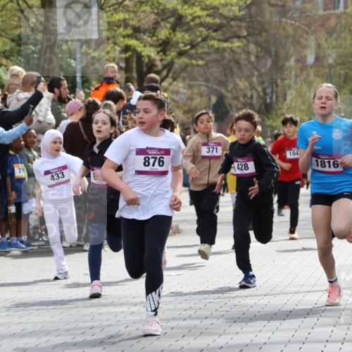 12.04.2026 - 45. Internationalen Wilhelmsburger Insellauf Strokosch-Dieckow http://msf.ph/oto/9493188 12.04.2026 14:49:06 Ziel 386, 421, 903, 31, 373, 38, 1804, 1836, 5015, 876, 1816, 1815, 428, 385, 371, 433, 487, 887, 73, 1805, 591 meine-sportfotos.de