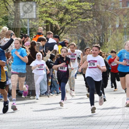 12.04.2026 - 45. Internationalen Wilhelmsburger Insellauf Strokosch-Dieckow http://msf.ph/oto/9493194 12.04.2026 14:49:05 Ziel 386, 421, 903, 31, 373, 38, 1804, 1836, 5015, 876, 1816, 1815, 428, 385, 371, 433, 487, 887, 73, 1805, 591 meine-sportfotos.de
