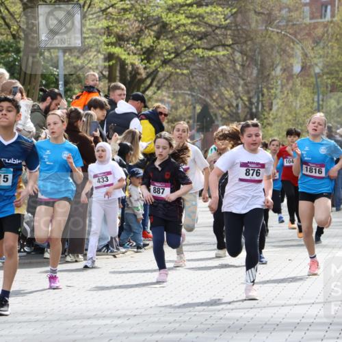 12.04.2026 - 45. Internationalen Wilhelmsburger Insellauf Strokosch-Dieckow http://msf.ph/oto/9493197 12.04.2026 14:49:05 Ziel 386, 421, 903, 31, 373, 38, 1804, 1836, 5015, 876, 1816, 1815, 428, 385, 371, 433, 487, 887, 73, 1805, 591 meine-sportfotos.de