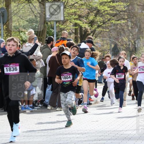 12.04.2026 - 45. Internationalen Wilhelmsburger Insellauf Strokosch-Dieckow http://msf.ph/oto/9493198 12.04.2026 14:49:04 Ziel 386, 421, 903, 31, 373, 38, 1804, 1836, 5015, 876, 1816, 1815, 428, 385, 371, 433 meine-sportfotos.de