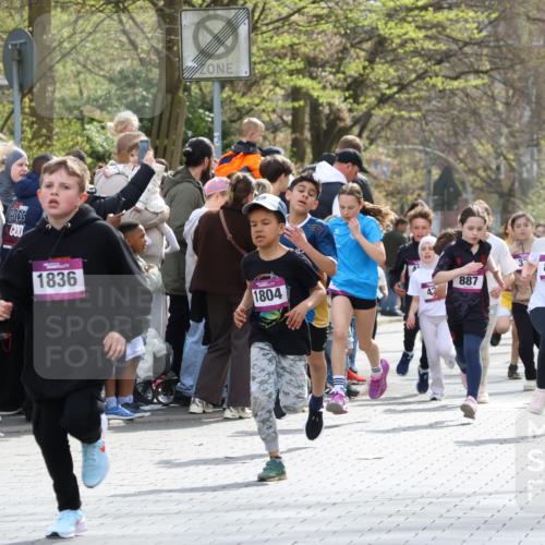 12.04.2026 - 45. Internationalen Wilhelmsburger Insellauf Strokosch-Dieckow http://msf.ph/oto/9493199 12.04.2026 14:49:04 Ziel 386, 421, 903, 31, 373, 38, 1804, 1836, 5015, 876, 1816, 1815, 428, 385, 371, 433 meine-sportfotos.de