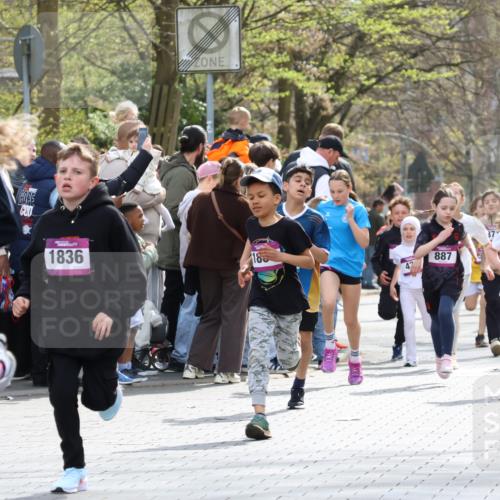 12.04.2026 - 45. Internationalen Wilhelmsburger Insellauf Strokosch-Dieckow http://msf.ph/oto/9493200 12.04.2026 14:49:04 Ziel 386, 421, 903, 31, 373, 38, 1804, 1836, 5015, 876, 1816, 1815, 428, 385, 371, 433 meine-sportfotos.de