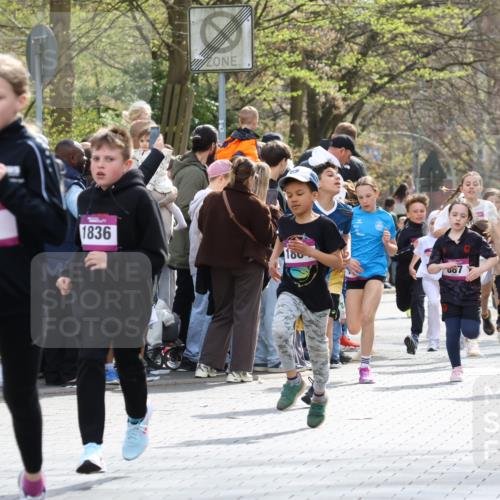 12.04.2026 - 45. Internationalen Wilhelmsburger Insellauf Strokosch-Dieckow http://msf.ph/oto/9493202 12.04.2026 14:49:04 Ziel 386, 421, 903, 31, 373, 38, 1804, 1836, 5015, 876, 1816, 1815, 428, 385, 371, 433 meine-sportfotos.de