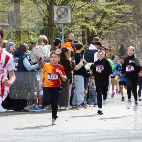 12.04.2026 - 45. Internationalen Wilhelmsburger Insellauf Strokosch-Dieckow http://msf.ph/oto/9493212 12.04.2026 14:49:01 Ziel 1045, 36, 904, 1807, 386, 421, 903, 31, 373, 38, 1804, 1836, 5015, 876, 1816, 1815, 428 meine-sportfotos.de