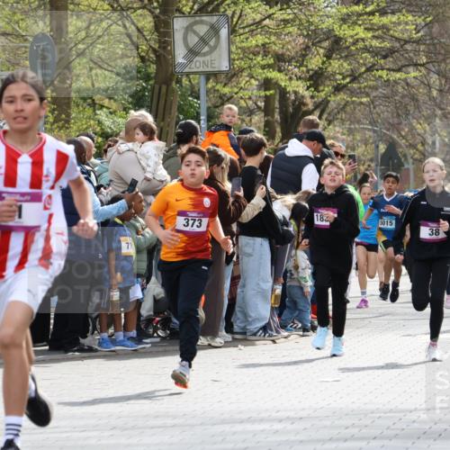 12.04.2026 - 45. Internationalen Wilhelmsburger Insellauf Strokosch-Dieckow http://msf.ph/oto/9493214 12.04.2026 14:49:01 Ziel 1045, 36, 904, 1807, 386, 421, 903, 31, 373, 38, 1804, 1836, 5015, 876, 1816, 1815, 428 meine-sportfotos.de