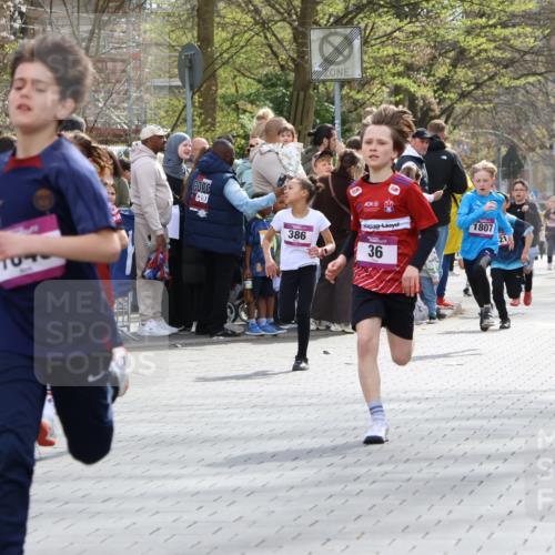 12.04.2026 - 45. Internationalen Wilhelmsburger Insellauf Strokosch-Dieckow http://msf.ph/oto/9493238 12.04.2026 14:48:55 Ziel 900, 899, 49, 424, 70, 381, 906, 1045, 36, 904, 1807, 386, 421, 903 meine-sportfotos.de
