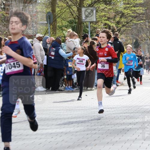 12.04.2026 - 45. Internationalen Wilhelmsburger Insellauf Strokosch-Dieckow http://msf.ph/oto/9493239 12.04.2026 14:48:55 Ziel 900, 899, 49, 424, 70, 381, 906, 1045, 36, 904, 1807, 386, 421, 903 meine-sportfotos.de