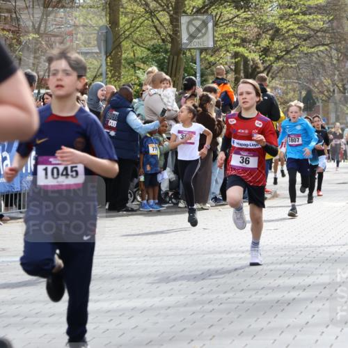 12.04.2026 - 45. Internationalen Wilhelmsburger Insellauf Strokosch-Dieckow http://msf.ph/oto/9493241 12.04.2026 14:48:55 Ziel 900, 899, 49, 424, 70, 381, 906, 1045, 36, 904, 1807, 386, 421, 903 meine-sportfotos.de