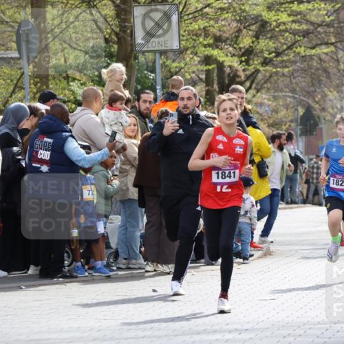 12.04.2026 - 45. Internationalen Wilhelmsburger Insellauf Strokosch-Dieckow http://msf.ph/oto/9493292 12.04.2026 14:48:39 Ziel 599, 18, 382, 1826, 1841, 337, 167 meine-sportfotos.de