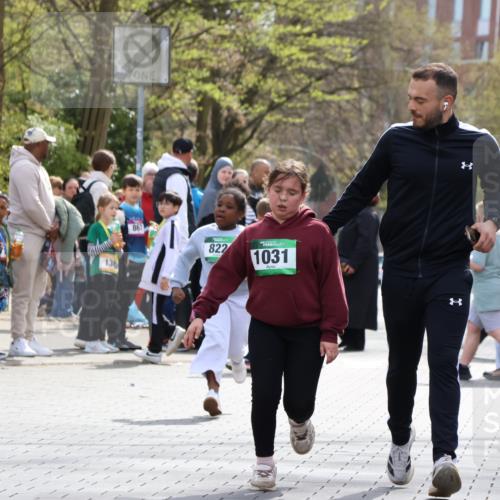 12.04.2026 - 45. Internationalen Wilhelmsburger Insellauf Strokosch-Dieckow http://msf.ph/oto/9493454 12.04.2026 14:37:18 Ziel 822, 1031 meine-sportfotos.de