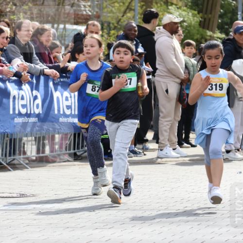 12.04.2026 - 45. Internationalen Wilhelmsburger Insellauf Strokosch-Dieckow http://msf.ph/oto/9493471 12.04.2026 14:37:01 Ziel 689, 92, 874, 297 meine-sportfotos.de